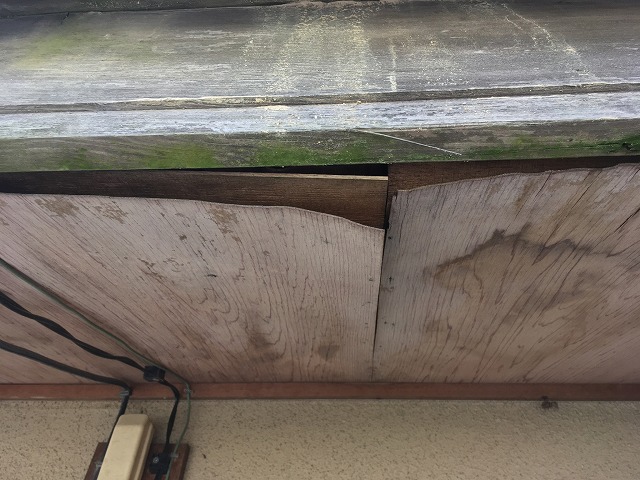 剥がれかけた軒天